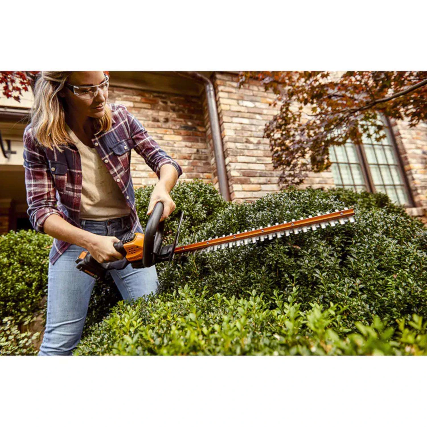 Worx 22 In. 20 V Battery Hedge Trimmer Kit (Battery & Charger) 4 Worx 22 In. 20 V Battery Hedge Trimmer Kit (Battery & Charger) - Image 2